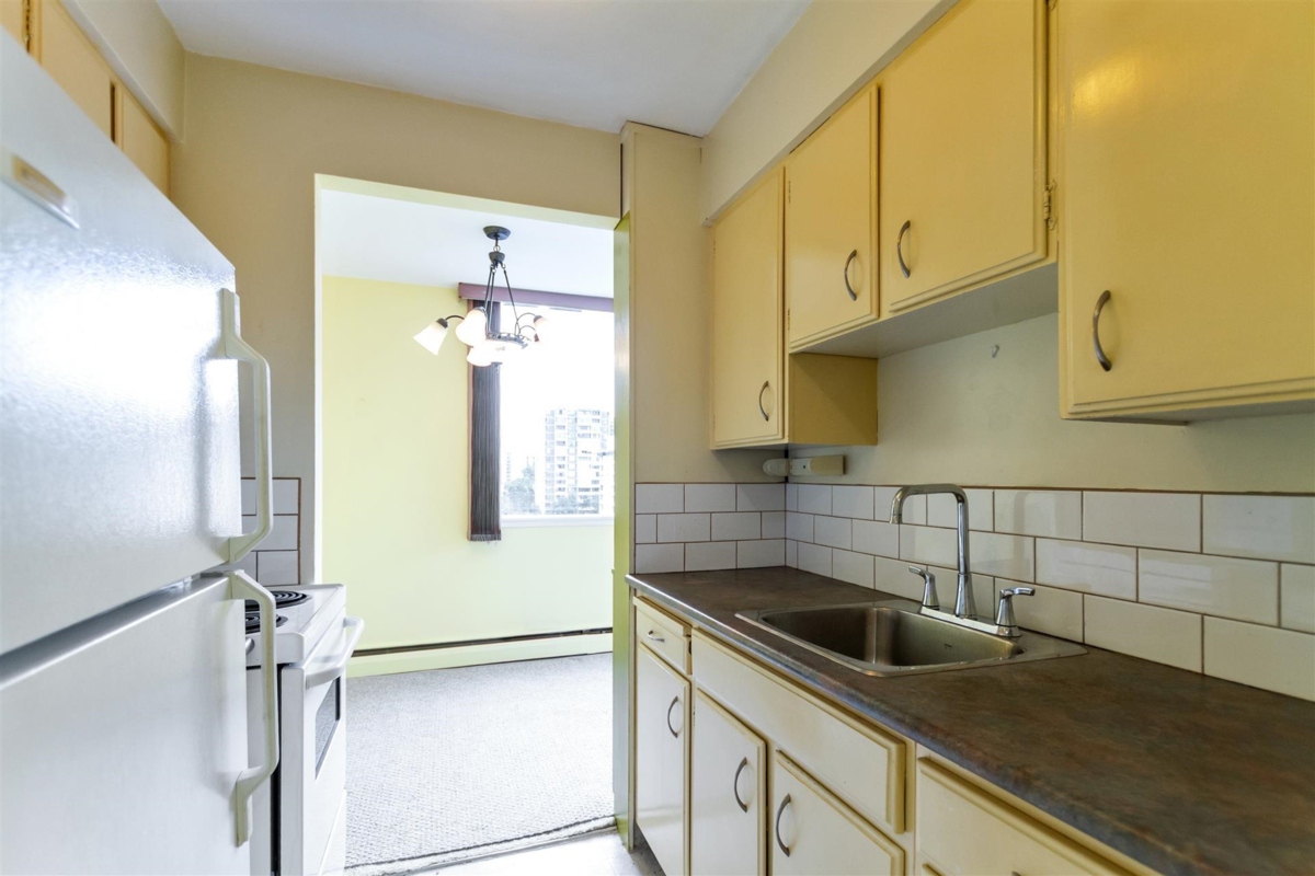 Kitchen Island Photo of 1202 1850 Comox Street, Vancouver, BC