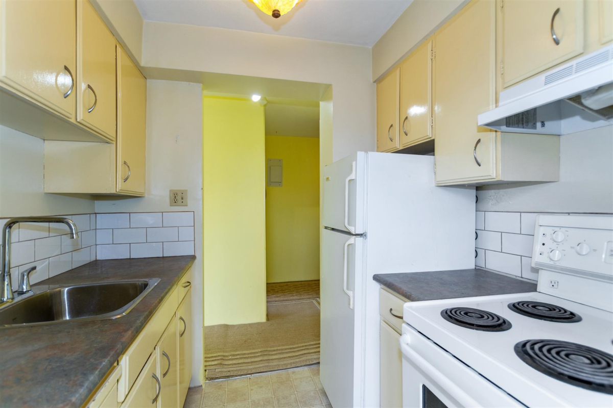 Kitchen Photo of 1202 1850 Comox Street, Vancouver, BC