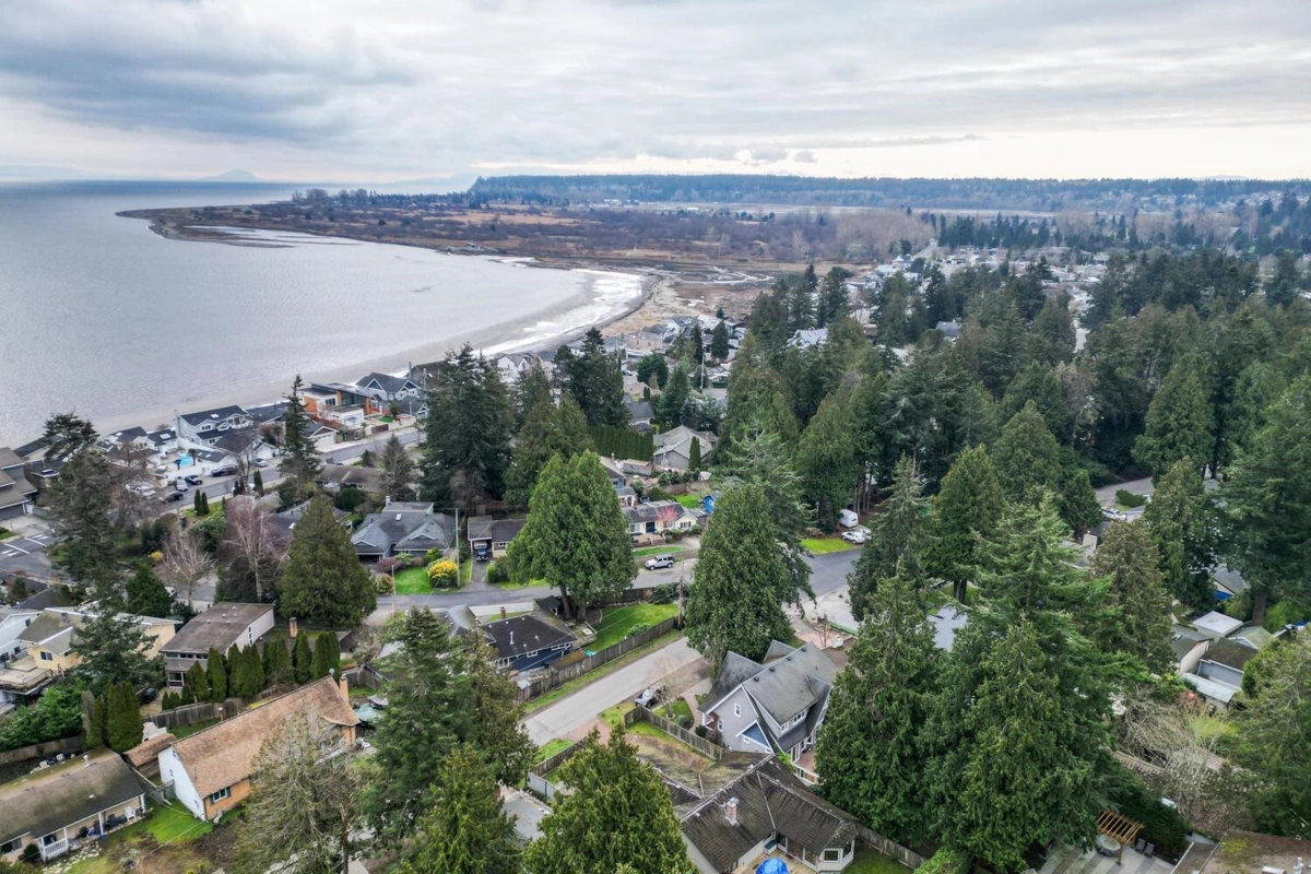 Hallway Photo of 1570 Enderby Avenue, Delta, BC