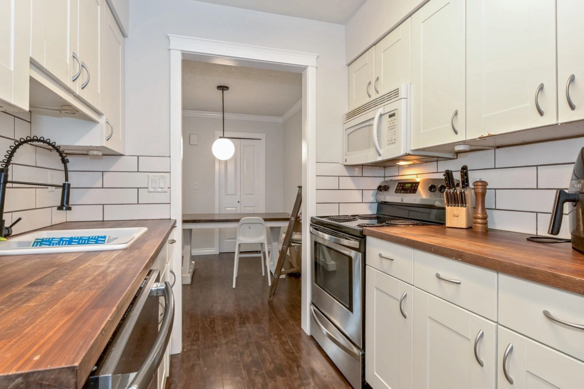Kitchen Photo of 424 34909 Old Yale Road, Abbotsford, BC