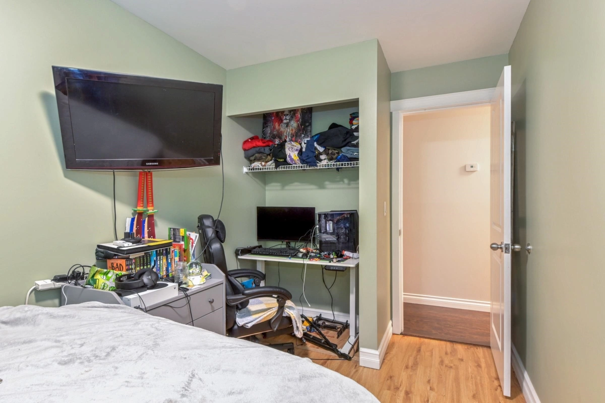 Walk-In Closet Photo of 424 34909 Old Yale Road, Abbotsford, BC