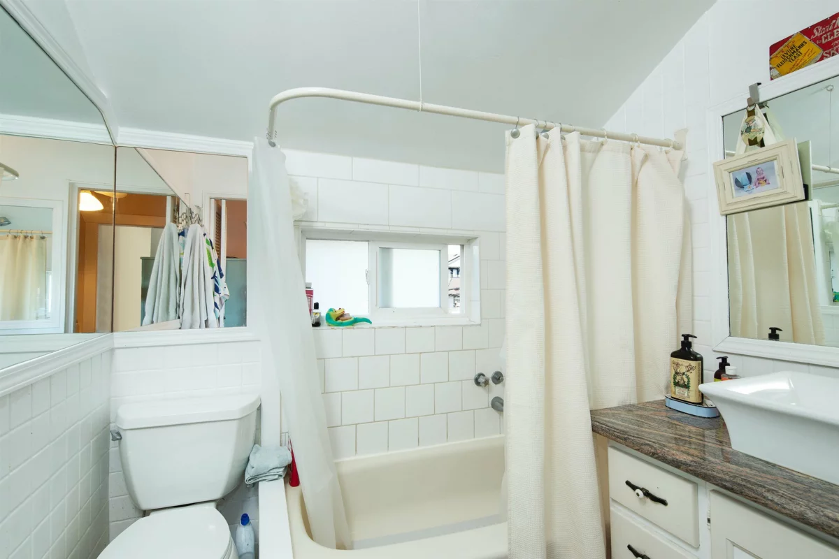 Guest Bathroom Photo of 1325/27 Laburnum Street, Vancouver, BC