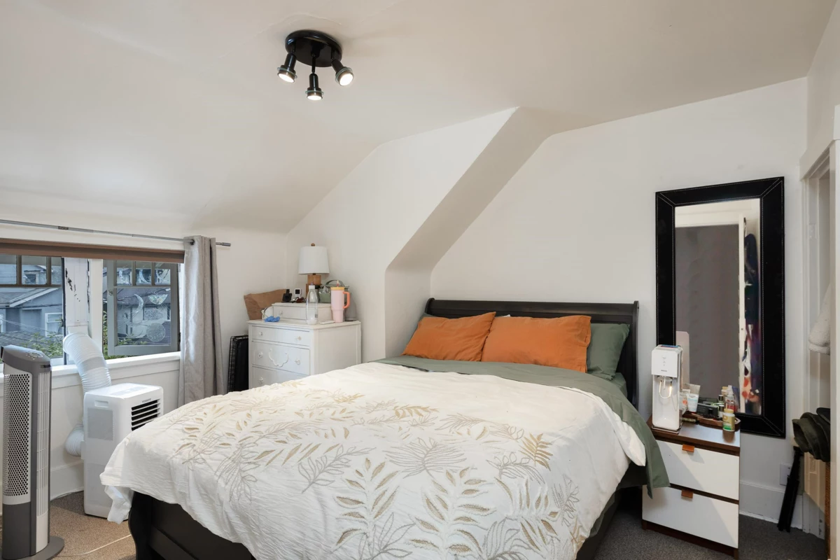 Kitchen Island Photo of 1325/27 Laburnum Street, Vancouver, BC