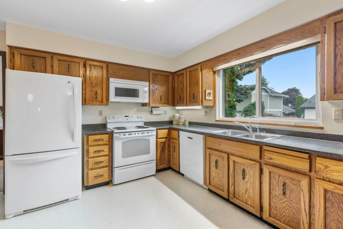 Walk-In Closet Photo of 8985 145 Street, Surrey, BC