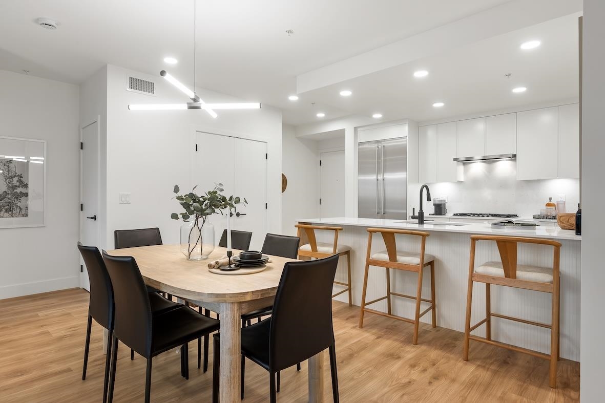 Kitchen Island Photo of 308 33160 Plaxton Crescent, Abbotsford, BC