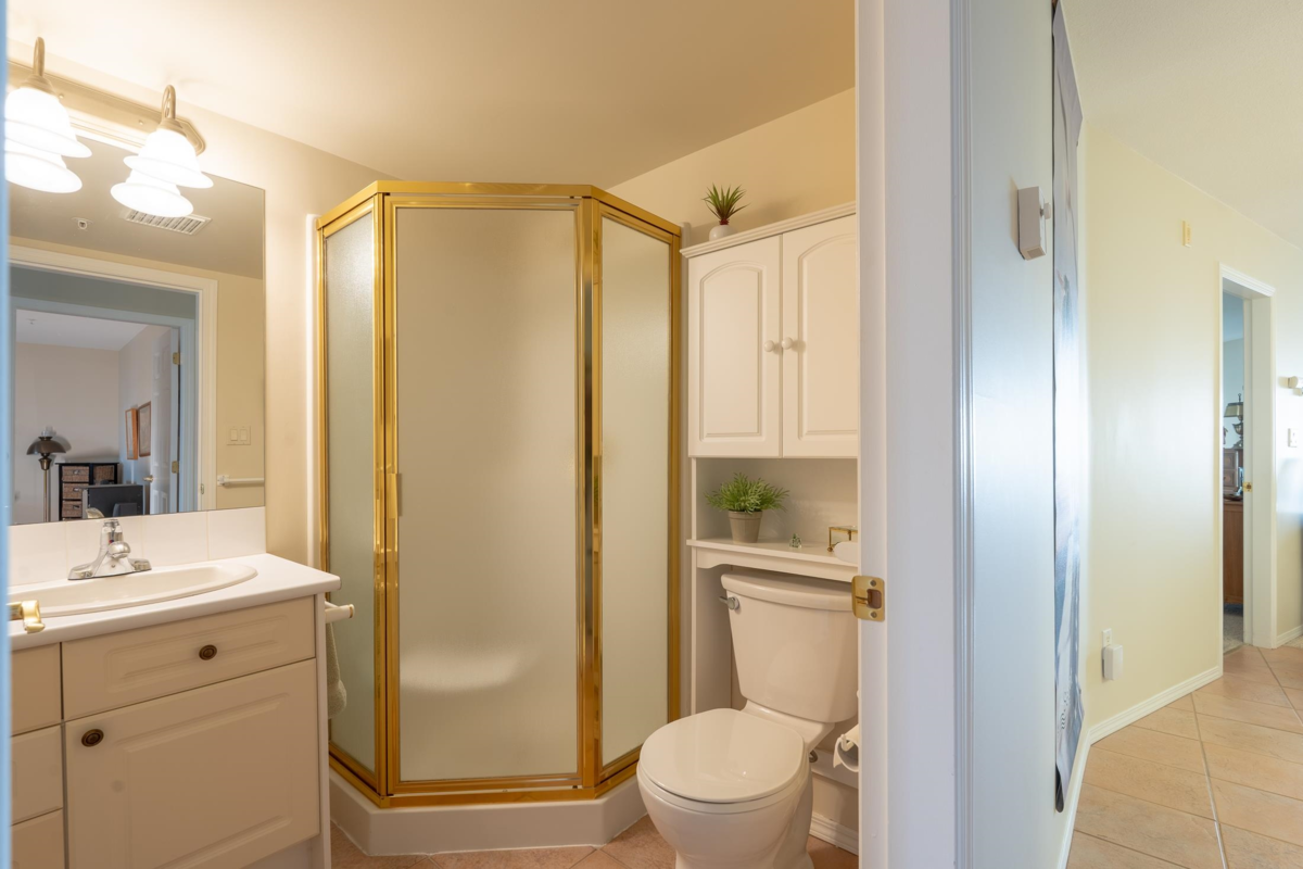 Basement Recreation Room Photo of 102 5470 Inlet Avenue, Sechelt, BC