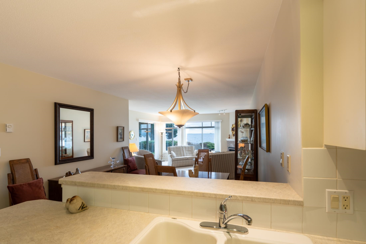 Breakfast Nook Photo of 102 5470 Inlet Avenue, Sechelt, BC