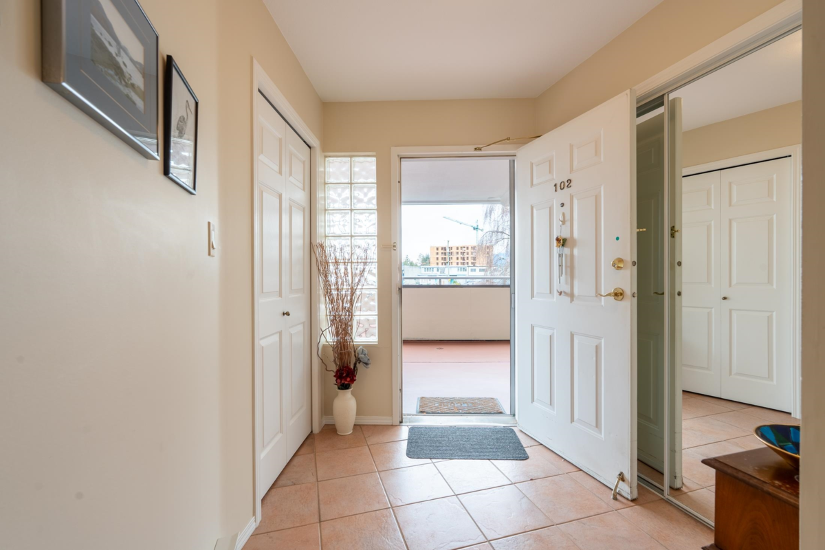 Entry Foyer Photo of 102 5470 Inlet Avenue, Sechelt, BC