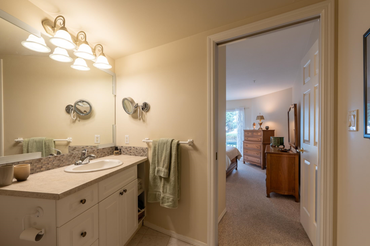 Guest Bathroom Photo of 102 5470 Inlet Avenue, Sechelt, BC