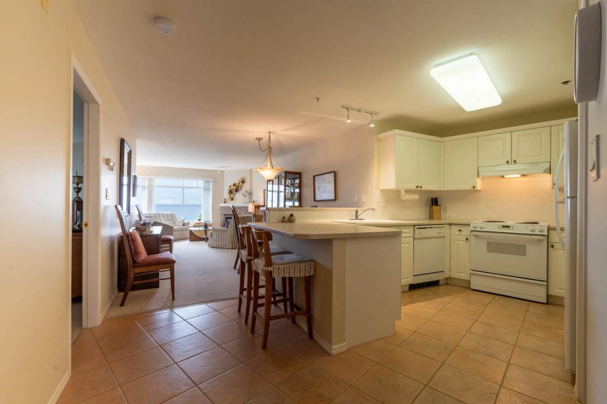 Kitchen Island Photo of 102 5470 Inlet Avenue, Sechelt, BC