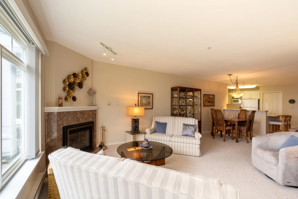 Kitchen Photo of 102 5470 Inlet Avenue, Sechelt, BC