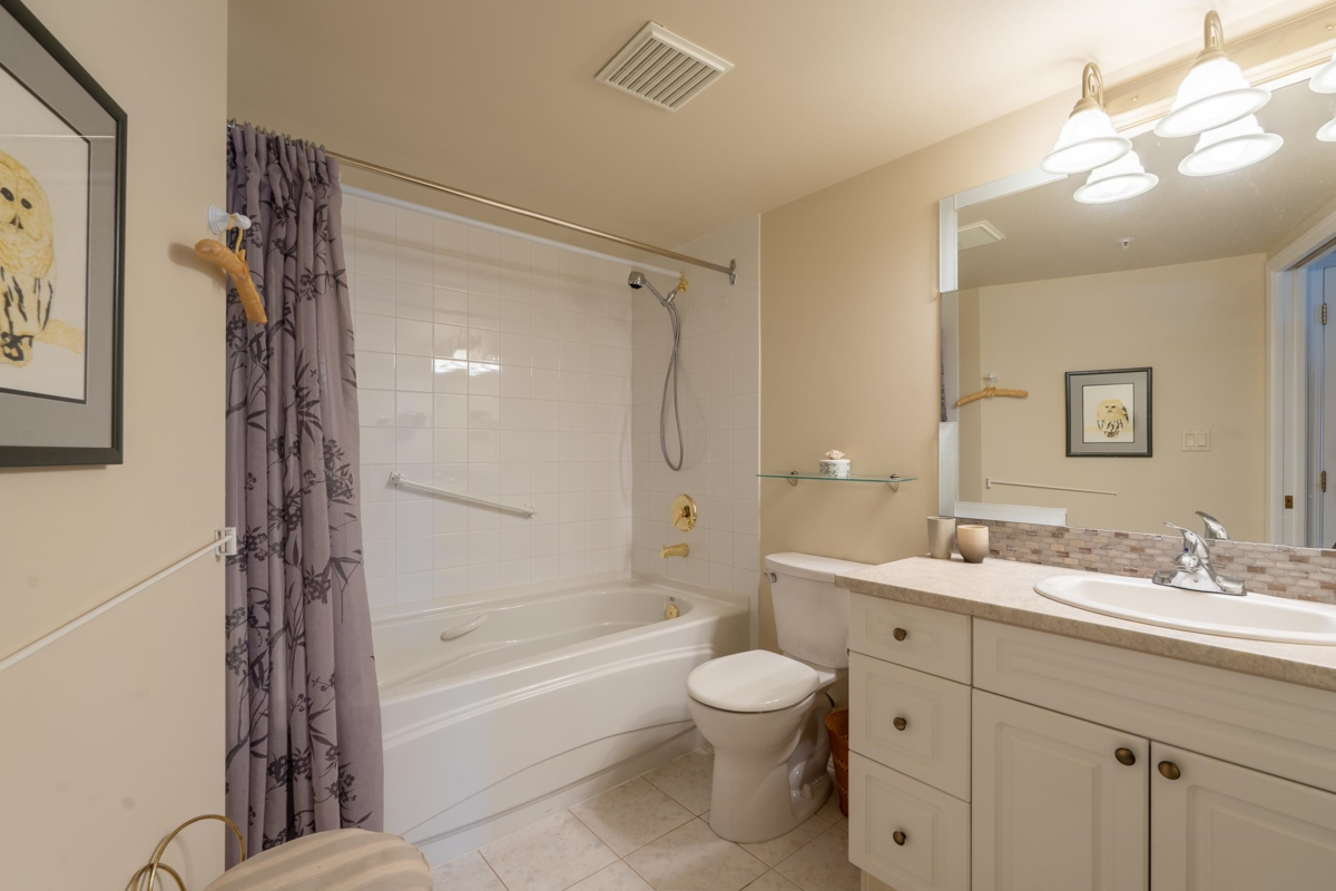 Powder Room Photo of 102 5470 Inlet Avenue, Sechelt, BC