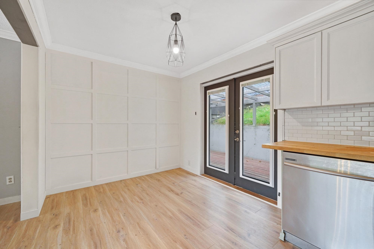 Kitchen Island Photo of 34898 Laburnum Avenue, Abbotsford, BC