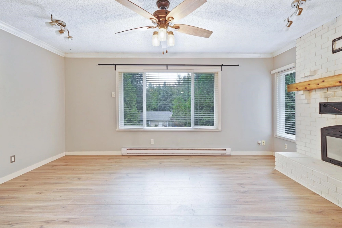 Living Room Photo of 34898 Laburnum Avenue, Abbotsford, BC