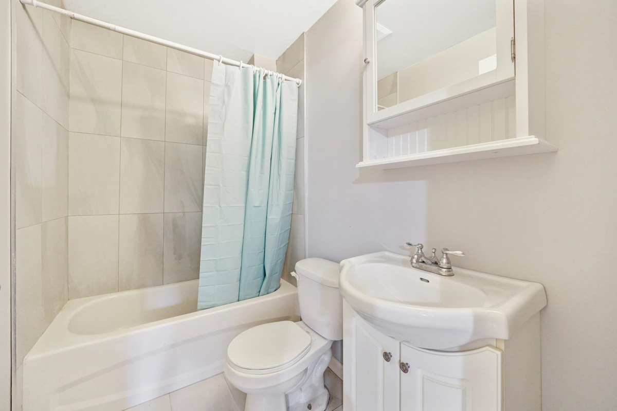 Mudroom Photo of 34898 Laburnum Avenue, Abbotsford, BC
