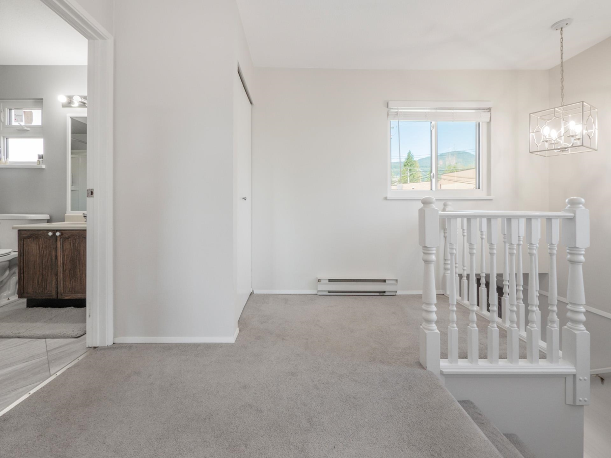 Guest Bathroom Photo of 1 765 School Road, Gibsons, BC