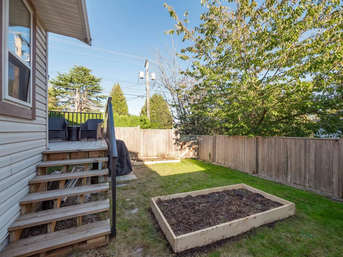 Mudroom Photo of 1 765 School Road, Gibsons, BC