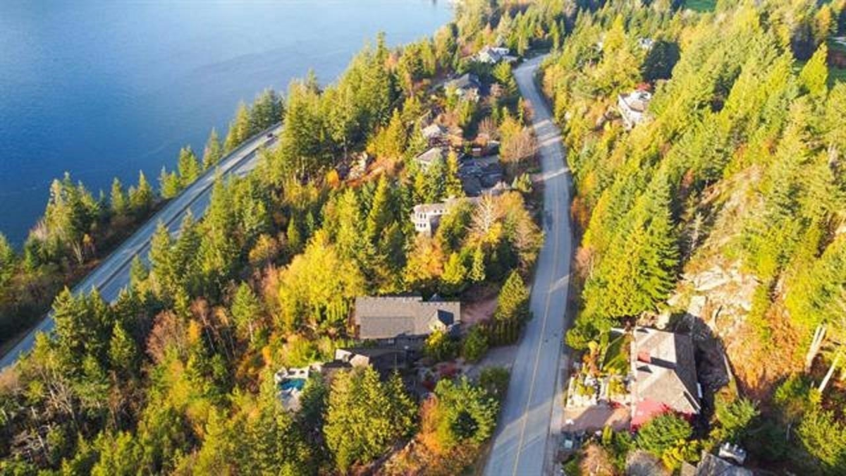 Kitchen Island Photo of 158 Furry Creek Drive, Furry Creek, BC