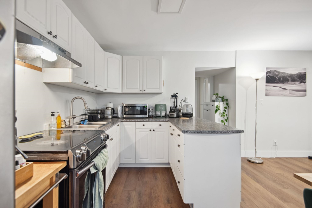 Entry Foyer Photo of 220 N Grosvenor Avenue, Burnaby, BC