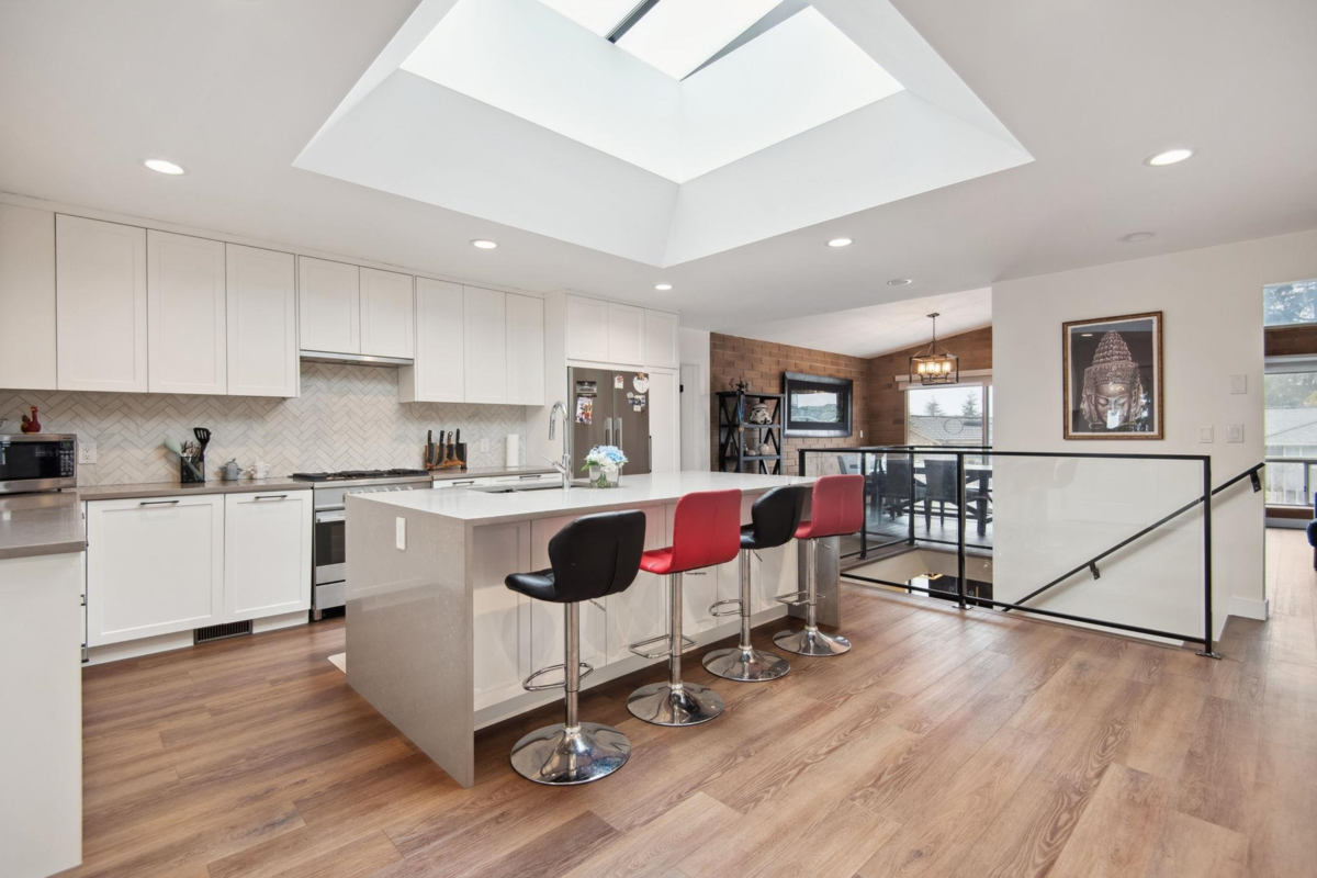 Exterior Front Photo of 220 N Grosvenor Avenue, Burnaby, BC