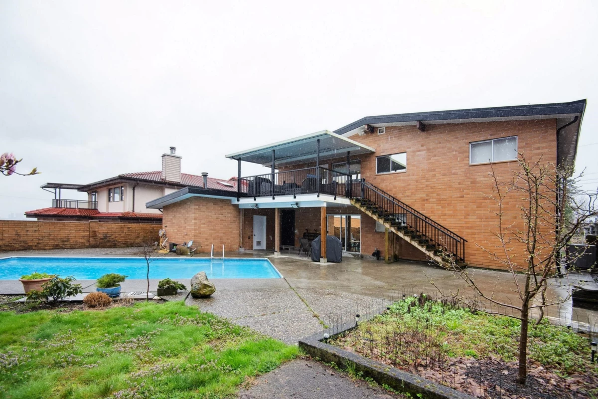 Hot Tub / Spa Photo of 220 N Grosvenor Avenue, Burnaby, BC