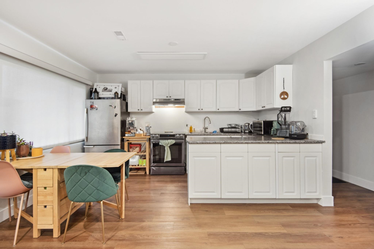 Mudroom Photo of 220 N Grosvenor Avenue, Burnaby, BC