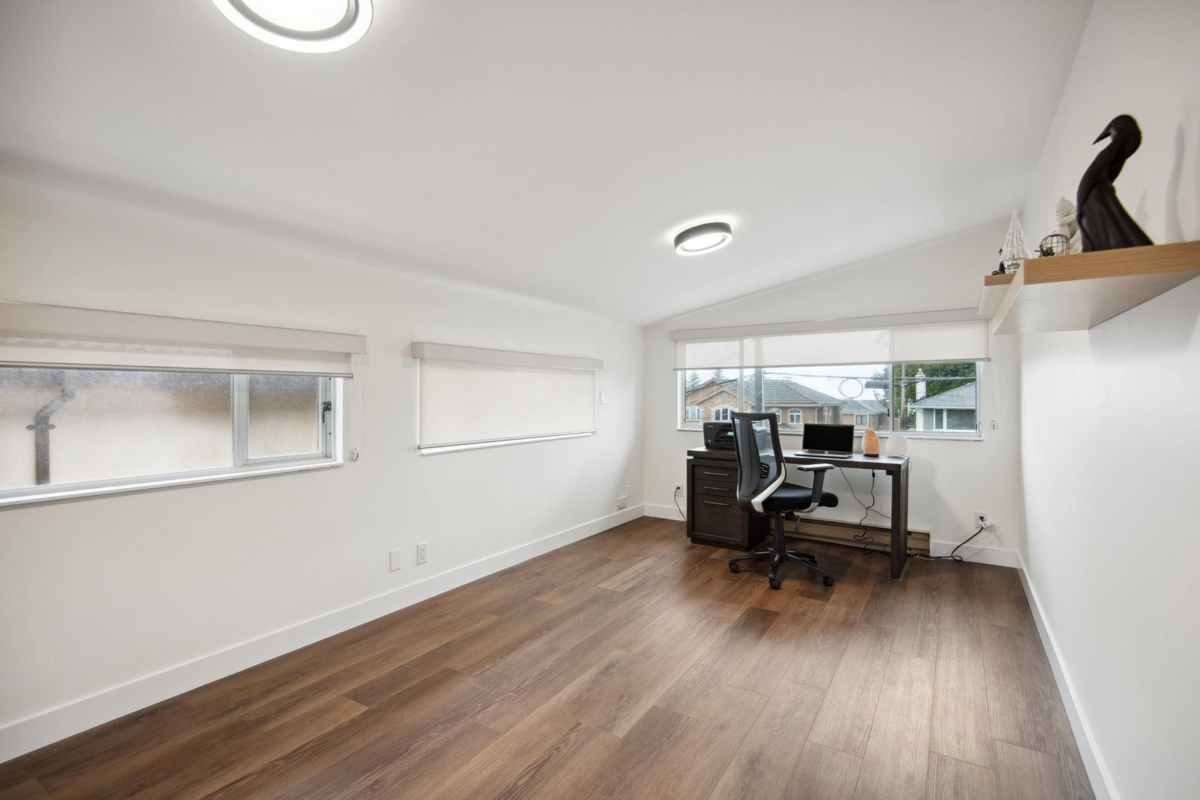 Powder Room Photo of 220 N Grosvenor Avenue, Burnaby, BC