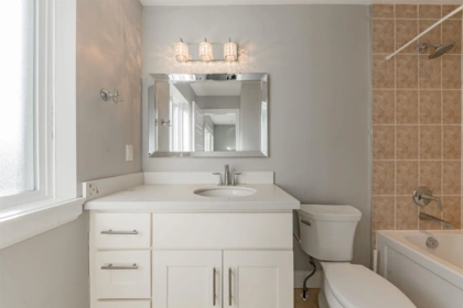Hallway Photo of 559 Bosworth Street, Coquitlam, BC