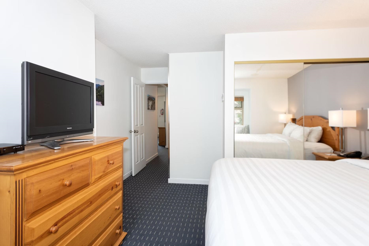 Kitchen Island Photo of 117 2050 Lake Placid(Week 51) Road, Whistler, BC