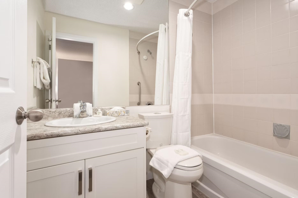 Primary Bathroom Photo of 117 2050 Lake Placid(Week 51) Road, Whistler, BC