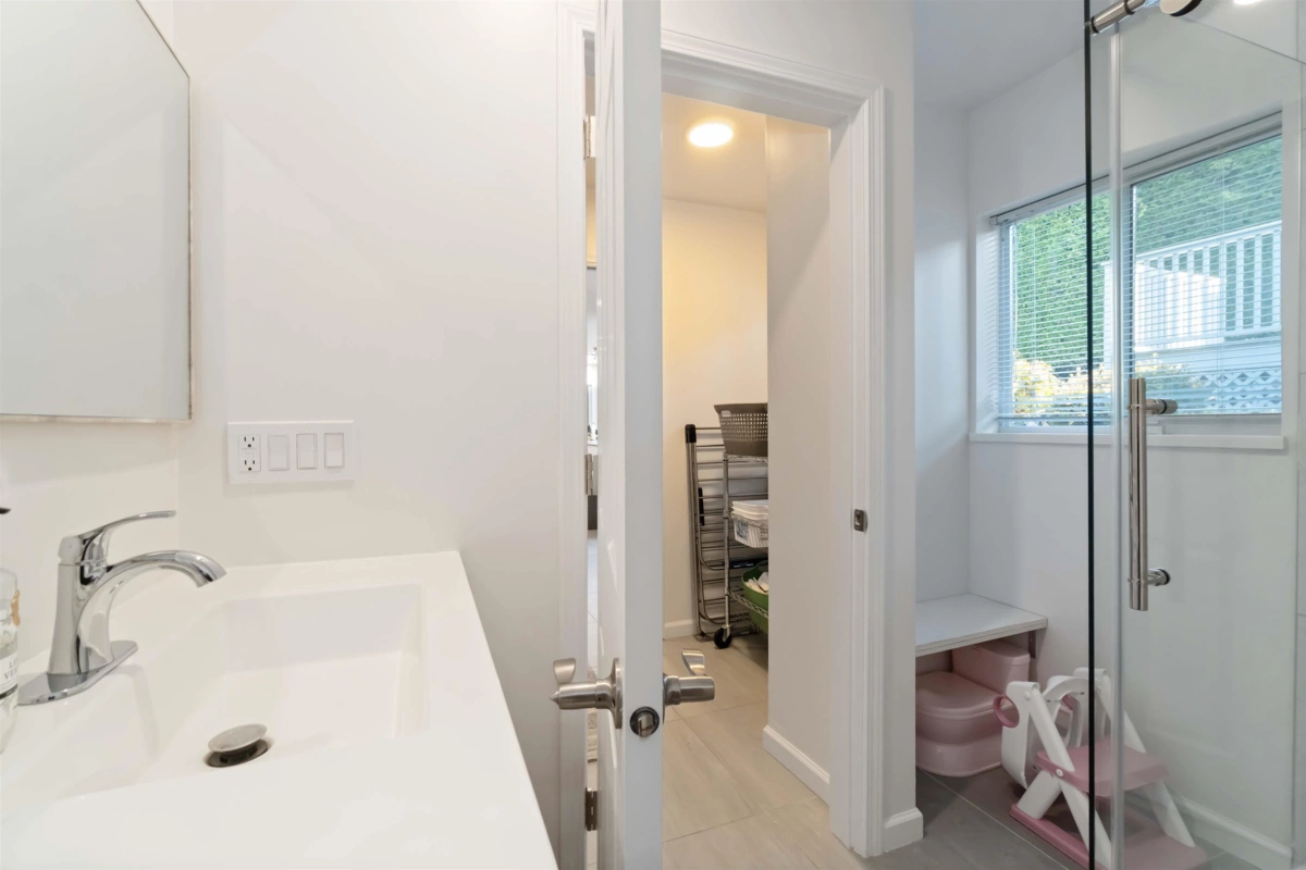 Walk-In Closet Photo of 456 Montroyal Boulevard, North Vancouver, BC