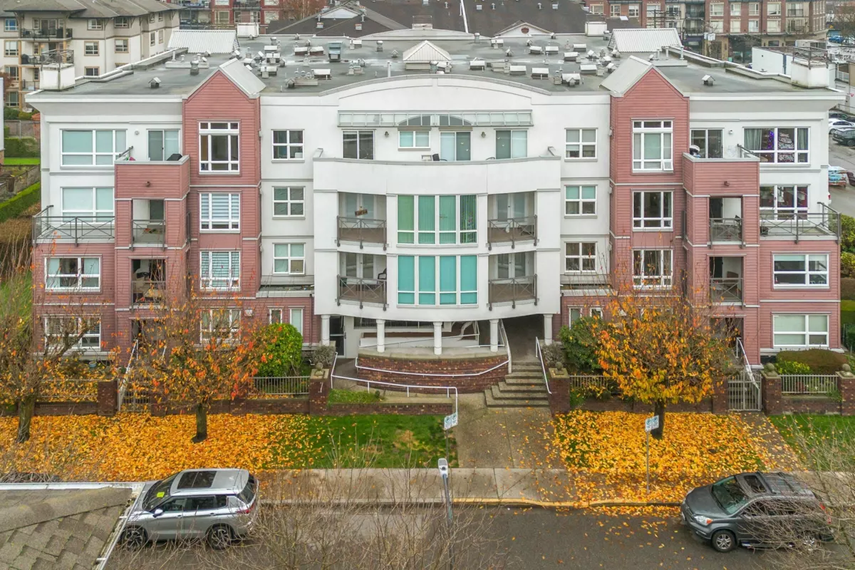 Family Room Photo of 307 2335 Whyte Avenue, Port Coquitlam, BC