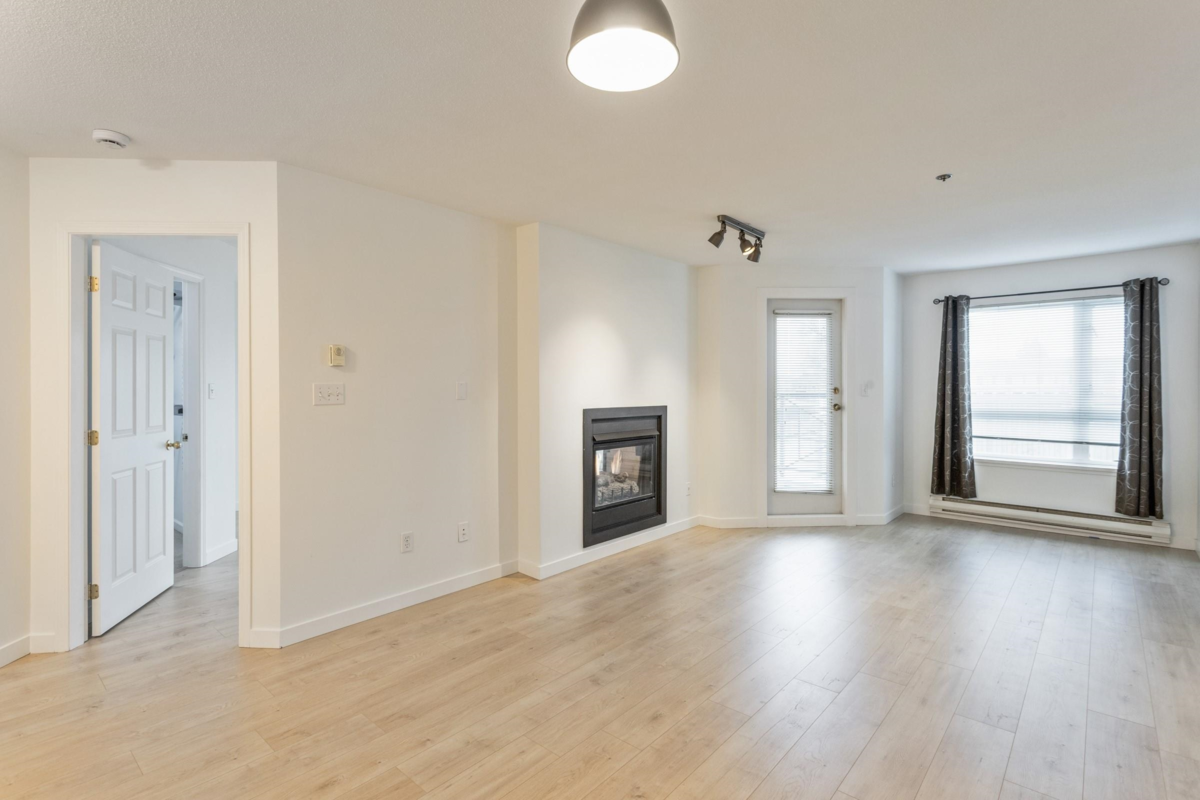 Kitchen Photo of 307 2335 Whyte Avenue, Port Coquitlam, BC