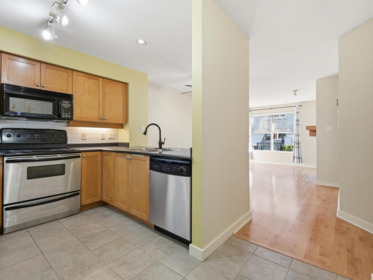 208 38 Seventh Avenue, New Westminster, BC, New Westminster — Apartment/Condo for sale