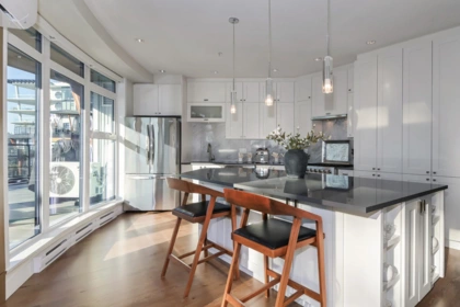 Kitchen Island Photo of 418 14855 Thrift Avenue, White Rock, BC