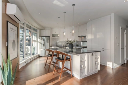 Kitchen Photo of 418 14855 Thrift Avenue, White Rock, BC