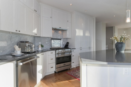 Pantry Photo of 418 14855 Thrift Avenue, White Rock, BC