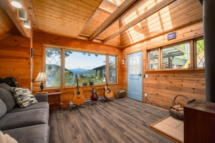 Entry Foyer Photo of 1587 Mount Gardner Road, Bowen Island, BC