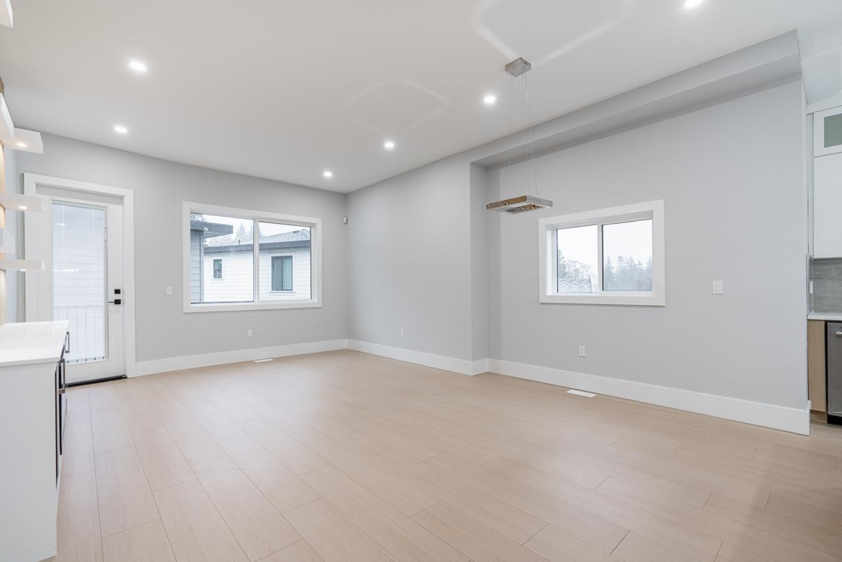 Front Yard Photo of 102 13661 59 Avenue, Surrey, BC