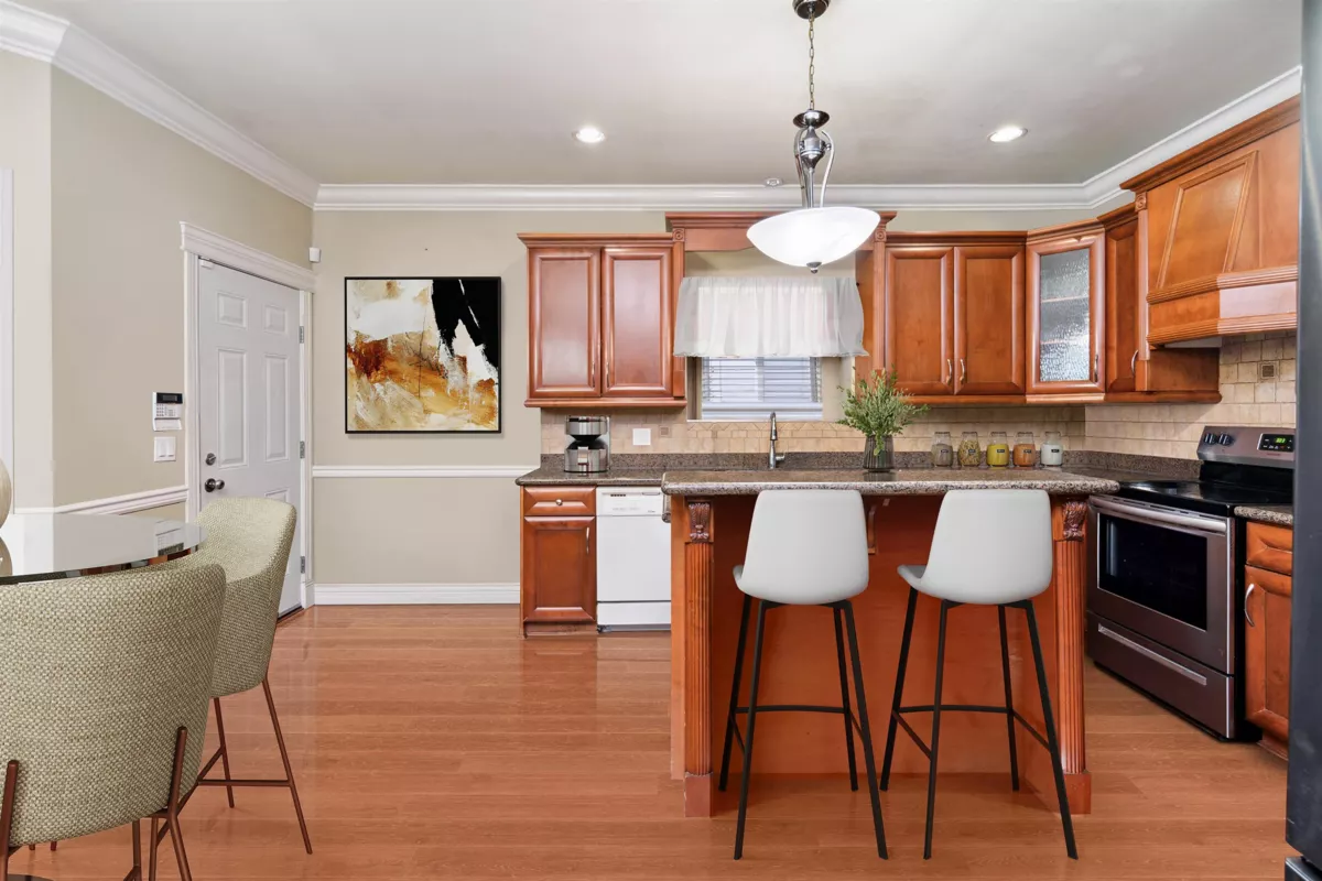 Kitchen Photo of 12141 96 Avenue, Surrey, BC