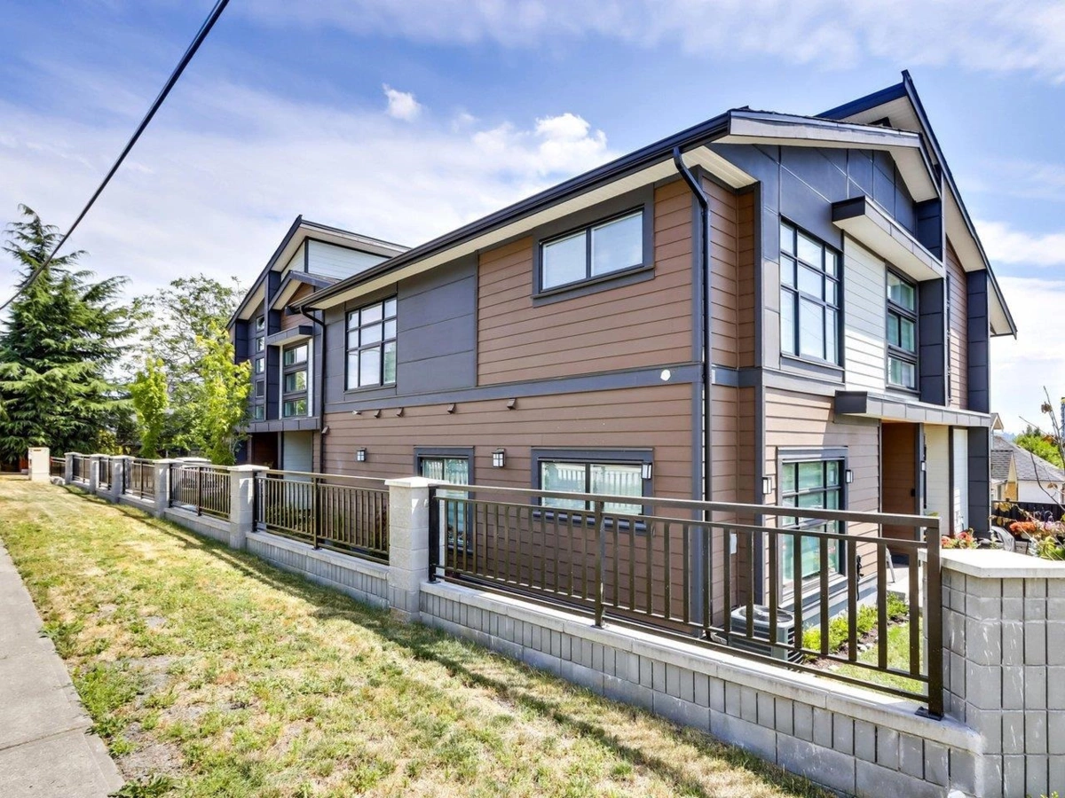 Entry Foyer Photo of 103 906 Quadling Avenue, Coquitlam, BC