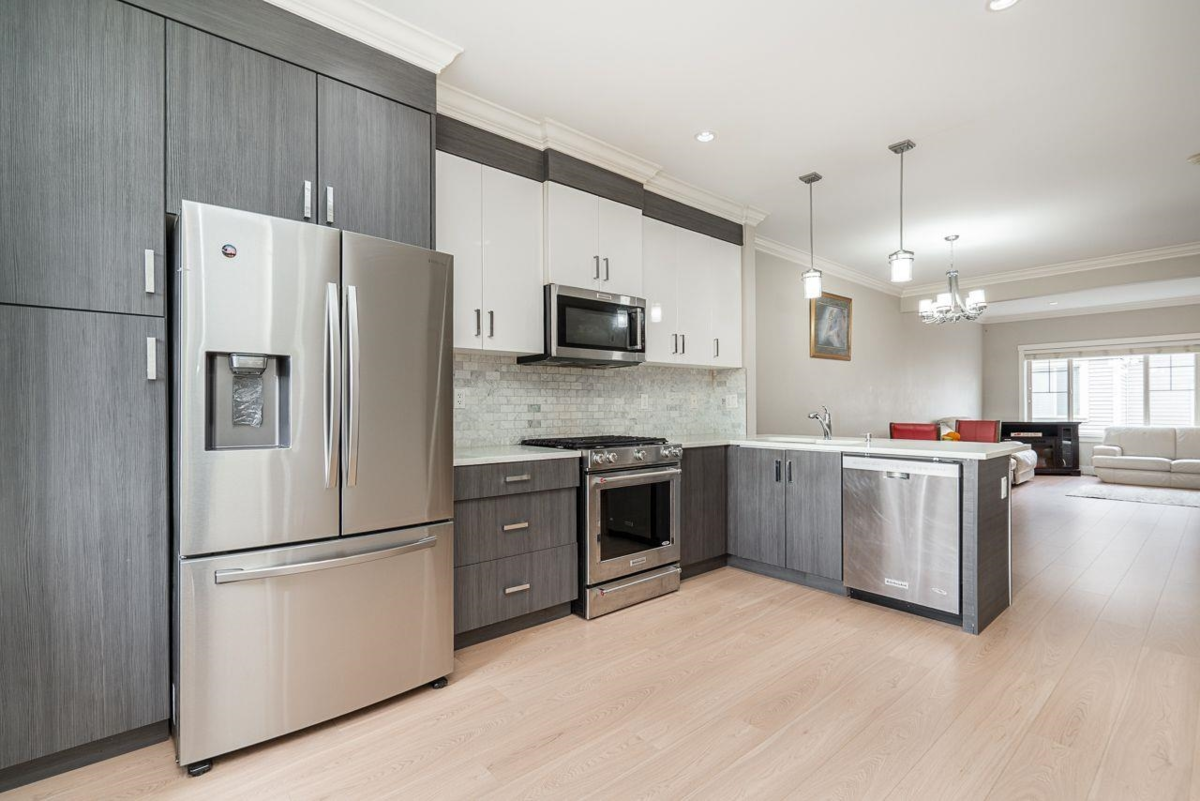 Primary Bathroom Photo of 15 19097 64 Avenue, Surrey, BC