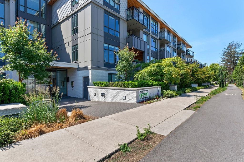 Front Yard Photo of 309 747 E 3rd Street, North Vancouver, BC