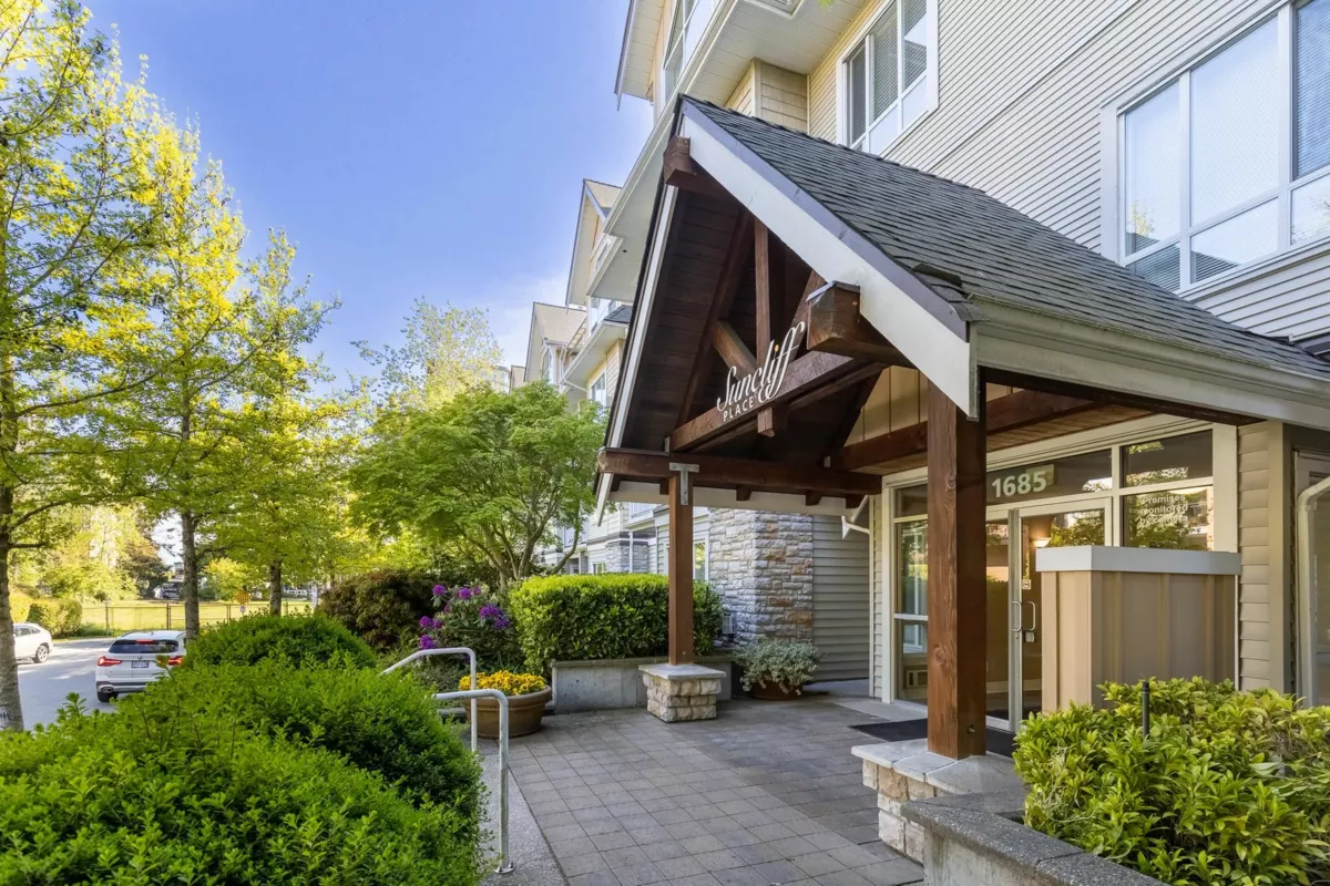 Family Room Photo of 208 1685 152a Street, Surrey, BC