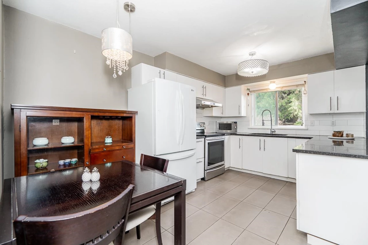 Breakfast Nook Photo of 15478 90 Avenue, Surrey, BC