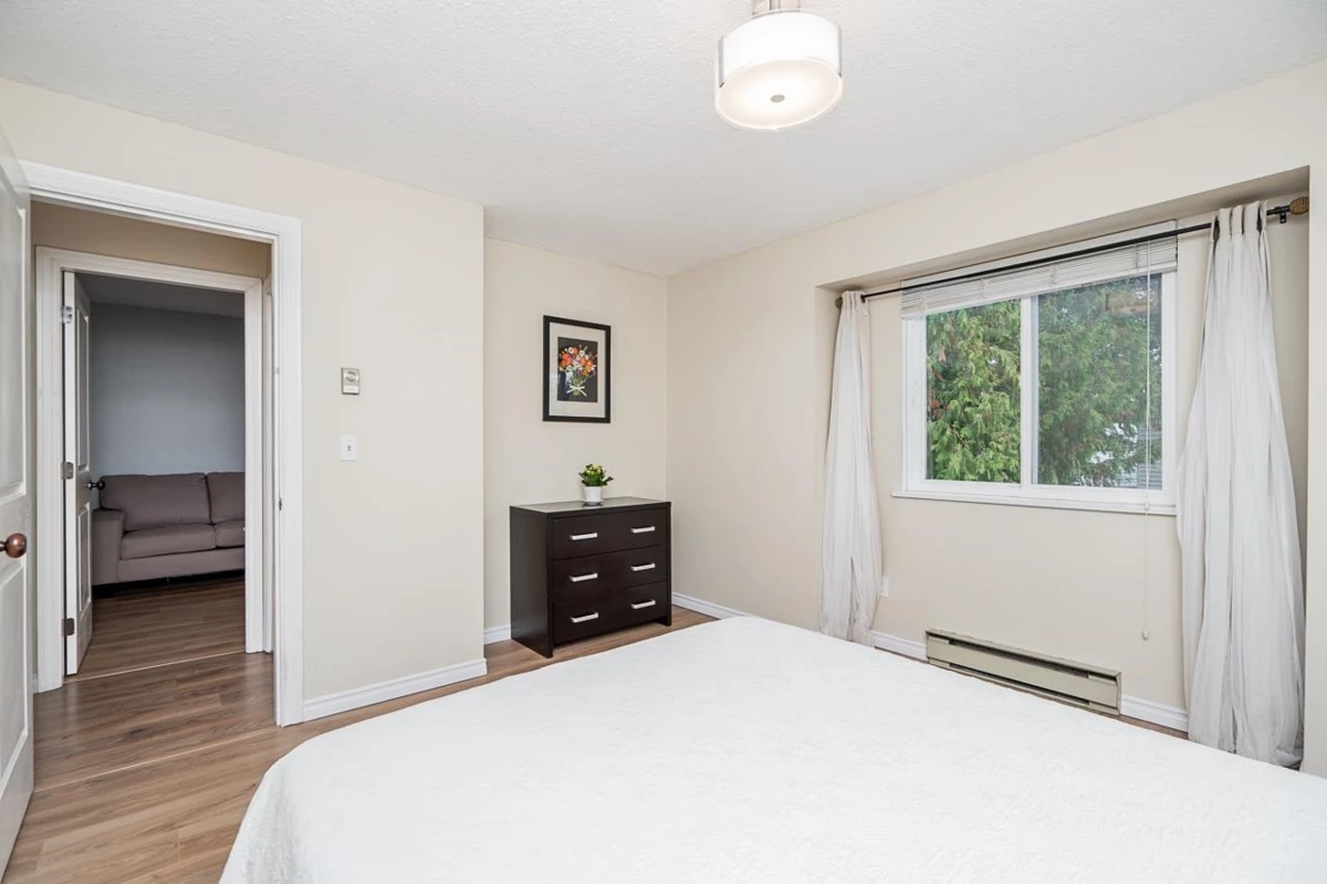 Powder Room Photo of 15478 90 Avenue, Surrey, BC