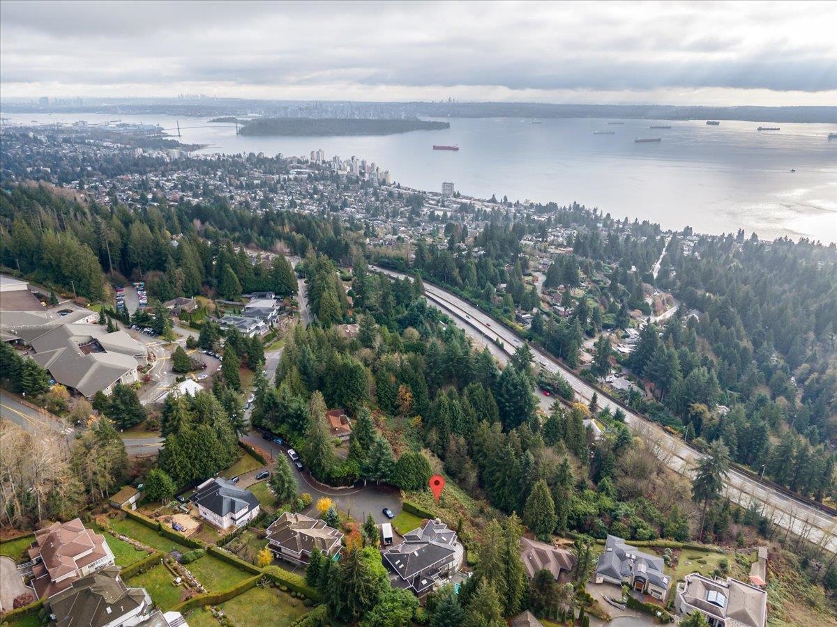 Kitchen Island Photo of 2320 Chairlift Close, West Vancouver, BC