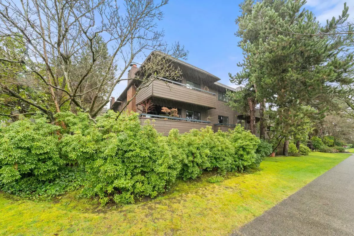 Swimming Pool Photo of 209 1720 W 12th Avenue, Vancouver, BC