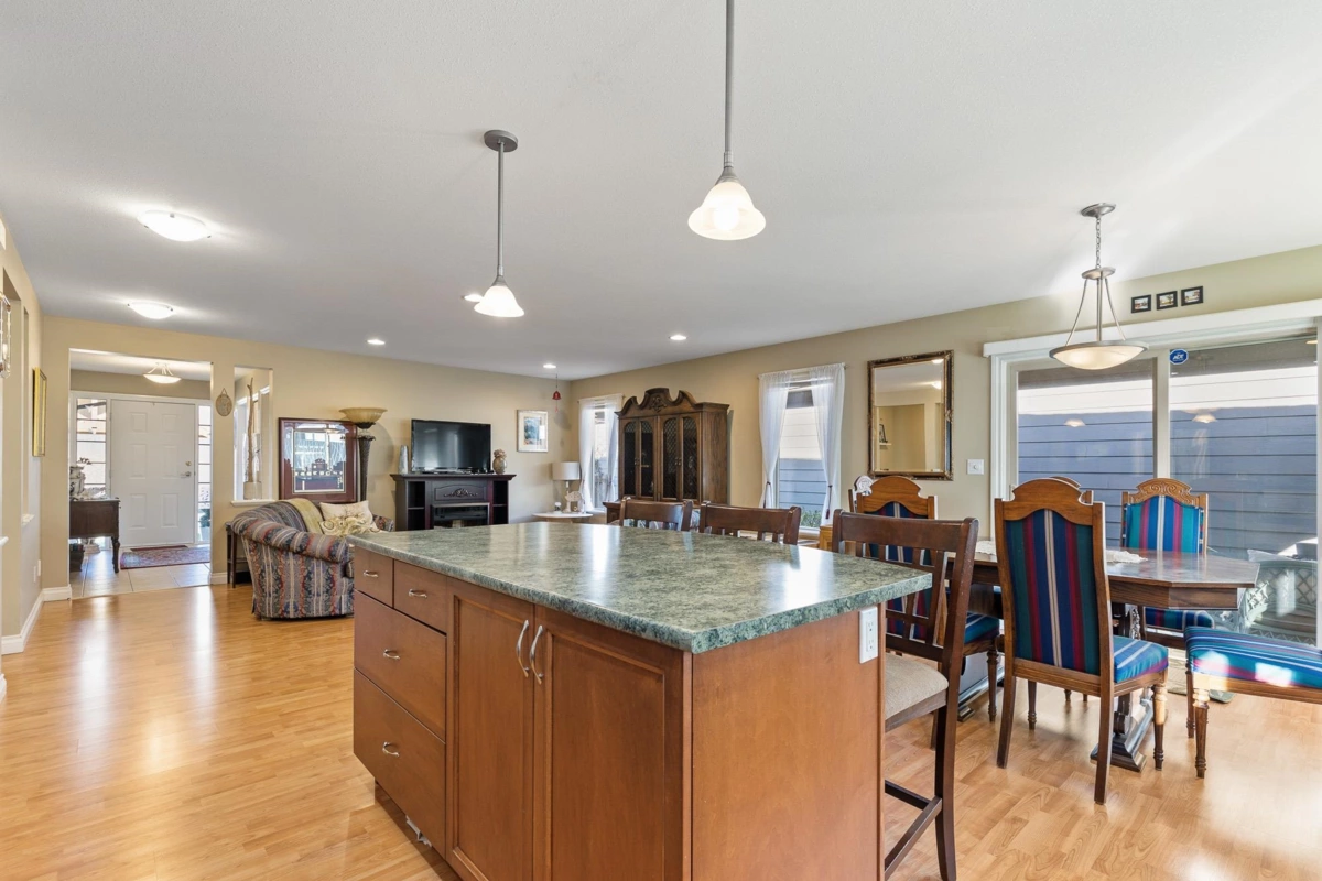 Bedroom 3 Photo of 100 46000 Thomas Road, Chilliwack, BC