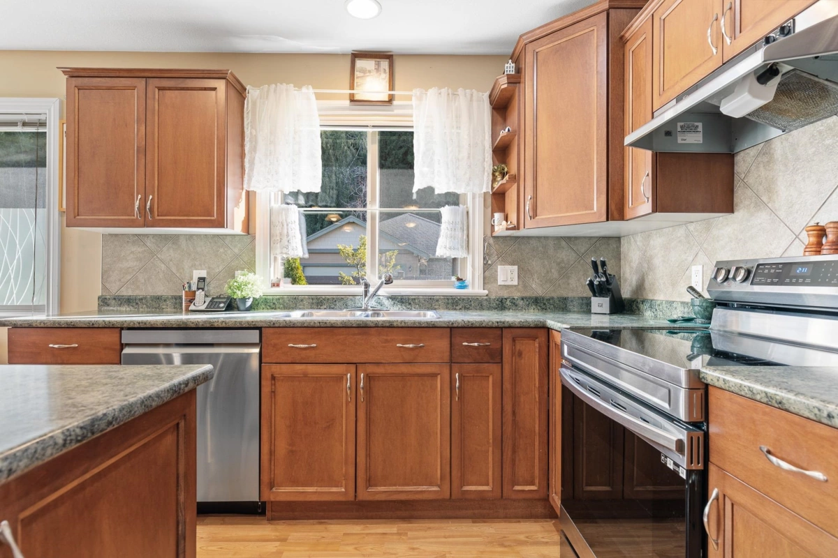 Breakfast Nook Photo of 100 46000 Thomas Road, Chilliwack, BC